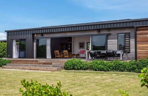 Martinborough House | Unwind at Relax on the Deck, Martinborough - Top Rated Stay