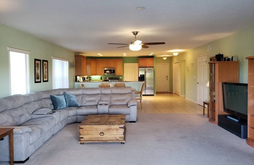Independence Square Condo | Guest Rated 10/10: Ocean View Condo with Private Pool