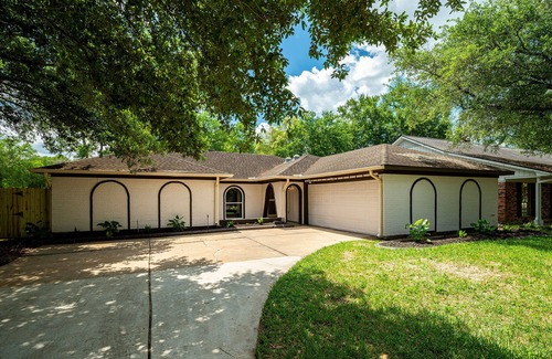 Clear Lake House | Saint Cloud Serenity: Enclosed Porch & Game Room Retreat