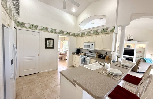 Long Meadow House | Unwind with Poolside Relaxation, Bikes & Grills Await!