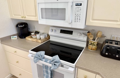 Long Meadow House | Unwind with Poolside Relaxation, Bikes & Grills Await!