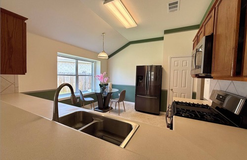 Chandler Creek House | Relax & Recharge in this Cozy Lovely Round Rock Retreat.