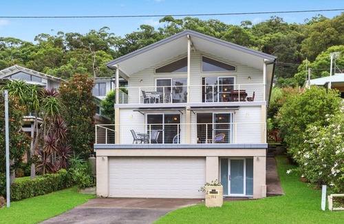Hardys Bay House | Tranquil Ocean View Retreat: Pet Friendly & Family Ready