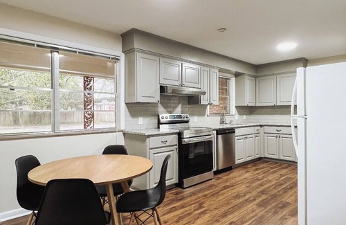 Highlands - Perkins House | Prime LSU Lake Getaway: Walk to Tiger Stadium!