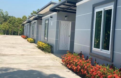 Banphot Phisai House | Budget-Friendly Relax Resort: Pet & Child Friendly Bliss
