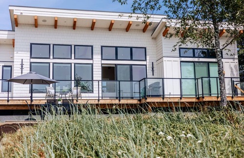 Regional District of Nanaimo House | Relax & Stay Awhile in Deep Bay