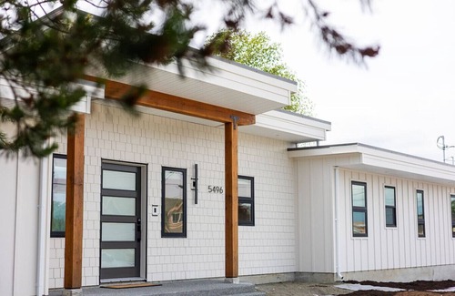 Regional District of Nanaimo House | Relax & Stay Awhile in Deep Bay