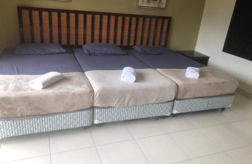 Banting Apartment | Cozy Relax Studio: Child-Friendly Retreat for Budget Travelers
