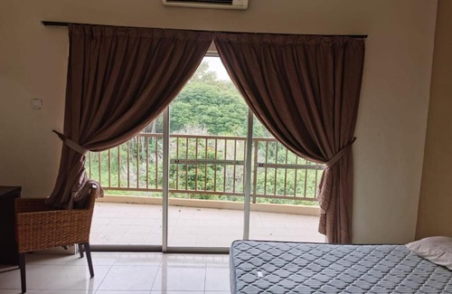Banting Apartment | Cozy Relax Studio: Child-Friendly Retreat for Budget Travelers