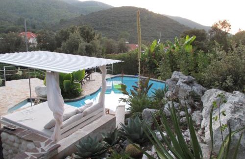 Cove Tri Zala (Zrnovo) House | Cozy Villas Steps from the Beach with Ocean Views