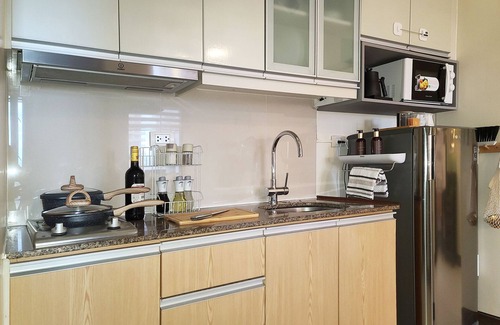 Bonifacio Global City Condo | Relaxing Family Condo with Games, Movies, and a Pool