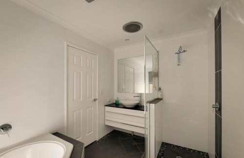 Geographe House | Relax to the Max - Pet Friendly Beach Retreat