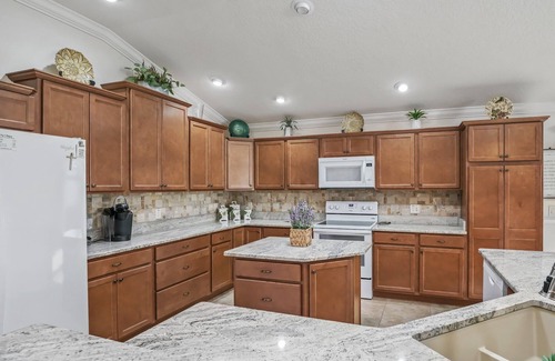 Fruitland Park Villa | Relax & Unwind in This Charming 3/2 Courtyard Villa in Pine Ridge!