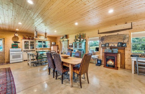 Jefferson House | Experience Tranquility with Highland Cows & Alpacas Retreat