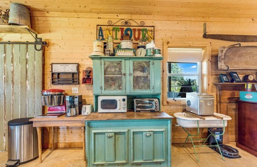 Jefferson House | Experience Tranquility with Highland Cows & Alpacas Retreat