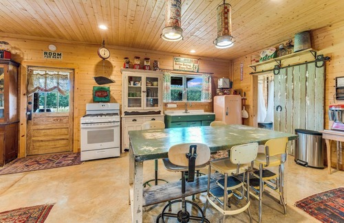 Jefferson House | Experience Tranquility with Highland Cows & Alpacas Retreat
