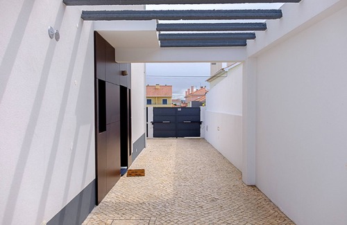 Seixal House | Relax with Quality: Family-Friendly Stay with Pool Access