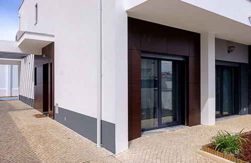 Seixal House | Relax with Quality: Family-Friendly Stay with Pool Access