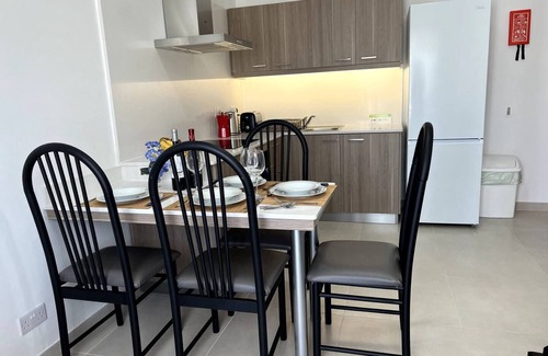 Għadira Apartment | Family-Friendly Retreat: Peaceful Stay with Kitchen Access