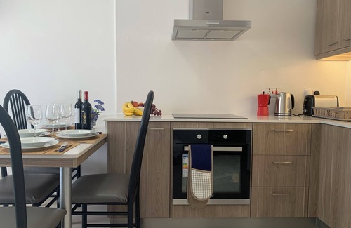 Għadira Apartment | Family-Friendly Retreat: Peaceful Stay with Kitchen Access