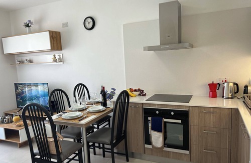 Għadira Apartment | Family-Friendly Retreat: Peaceful Stay with Kitchen Access