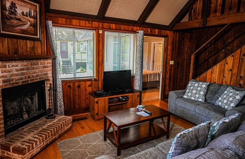 Pine Mountain Ski Chalet | Pet-Friendly Chalet Near Callaway Gardens with Pool Access