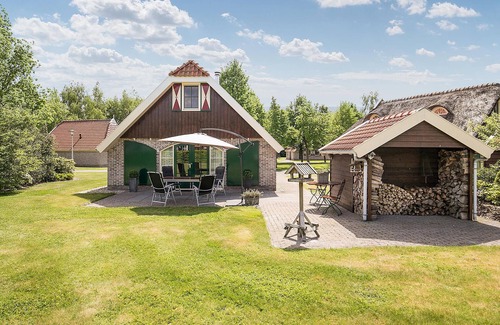 IJhorst House | Family Getaway: Enjoy a Cozy Stay with Spa & Pet-Friendly Perks