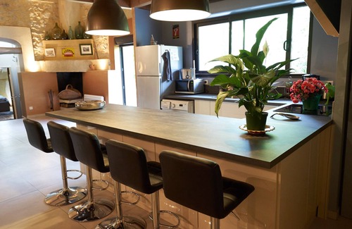 Saint-Bonnet-du-Gard Cottage | Unforgettable Family Getaway by Pont du Gard for 10 Guests