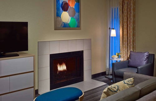 Blue Ash Hotel | Tranquil Getaway in Cincinnati: Modern Units & Breakfast