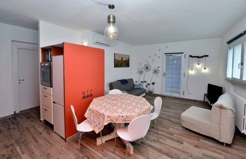 San Benedetto di Lugana Apartment | Tranquil Lake Retreat Minutes from Gardaland with Pool