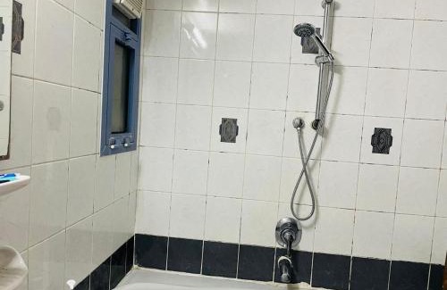 Al Wahdah House | Tranquil Room Apartment with Hot Tub & Family Amenities