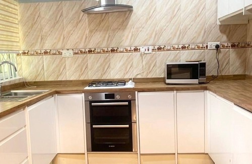 Koforidua House | Inviting 4-Bed House in Koforidua with Breakfast Included