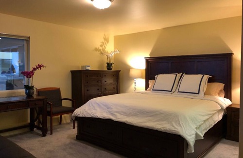 Mukilteo House | Inviting Water/Mountain View Home with Spa & Breakfast