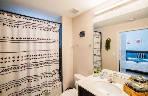 Fort Myers Apartment | Cozy King Bed Room with Full Kitchen & Pool Access