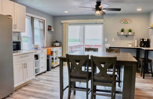 Stoughton House | Scenic Relaxi-Cabin: Enjoy Sunrises by the Water
