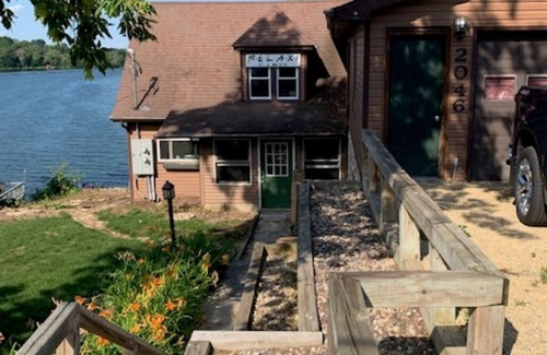Stoughton House | Scenic Relaxi-Cabin: Enjoy Sunrises by the Water