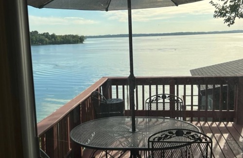 Stoughton House | Scenic Relaxi-Cabin: Enjoy Sunrises by the Water