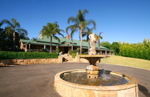 Middle Dural Bed & Breakfast | Relaxin: Family-Friendly Retreat with Pool & Kitchen