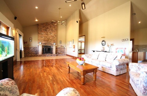 Middle Dural Bed & Breakfast | Relaxin: Family-Friendly Retreat with Pool & Kitchen