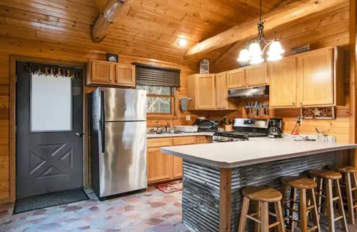 New Lisbon Cabin | Relaxin Cabins: Cozy 2BR Retreat for Families