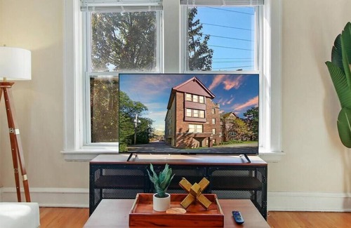 Skokie Apartment | Cozy 1BR Apartment in Vibrant Downtown Skokie