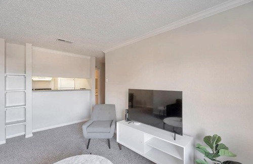 Midland House | Inviting 1BR Suite with Pool - Rated 10/10 by Guests