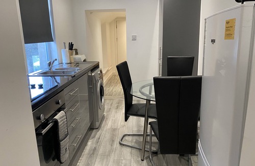 Bridgend Apartment | Inviting 2 Bed Flat with Kitchen in Bridgend for Families