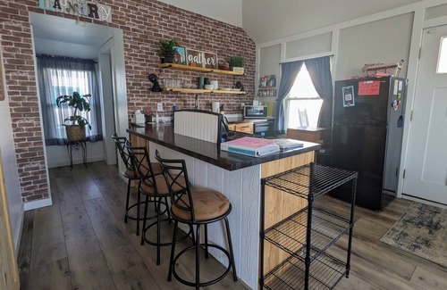 Buckeye Lake Cottage | Pet-Friendly 2-Bedroom Cottage with Hot Tub & Ocean View