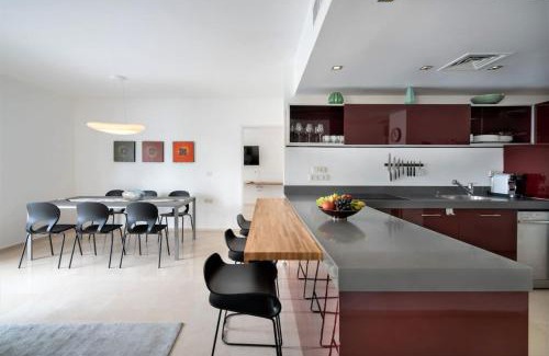 Tel Aviv City Center Apartment | Cozy 2-Bedroom Apartment with Parking Near Nahalat Binyamin