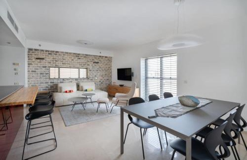 Tel Aviv City Center Apartment | Cozy 2-Bedroom Apartment with Parking Near Nahalat Binyamin