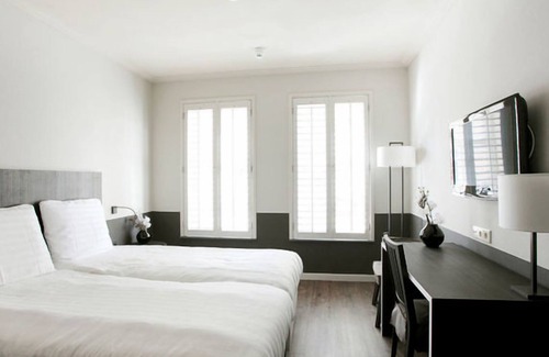 Municipality of Huizen Hotel | Relaxing 2-Unit Stay by Gooimeer | Walk Naarderbos & Explore Nightlife