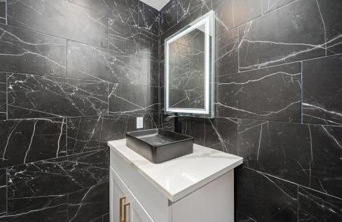 Houston Heights Apartment | Relaxing 2BR Haven in Heights with Pool and Free Parking