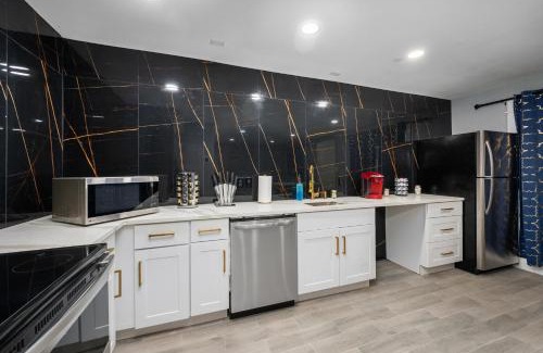 Houston Heights Apartment | Relaxing 2BR Haven in Heights with Pool and Free Parking