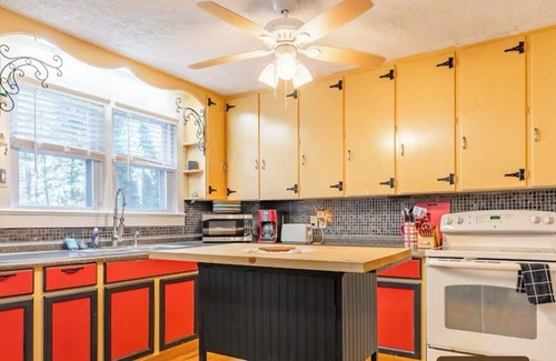 Old Town House | Relaxing 3/2 House Family Friendly & Pet Friendly with huge picnic pavilion